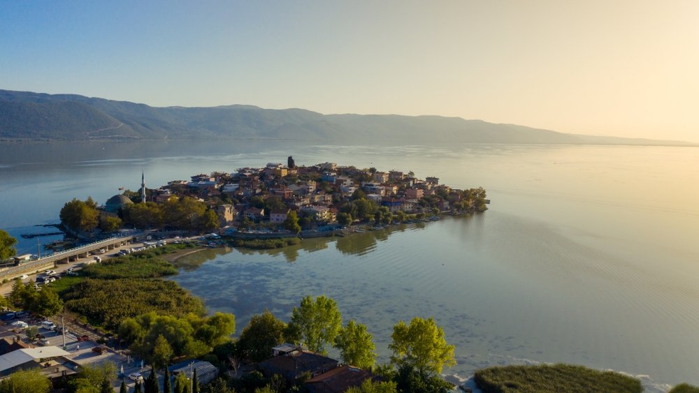 Pemandangan udara semenanjung Gölyazı saat matahari terbenam, Bursa, Turki.  (Foto Shutterstock)