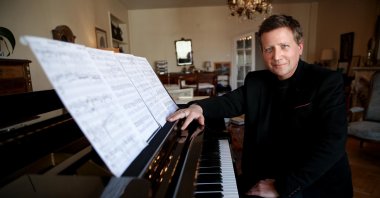 Stephane Blet poses with his piano. (AA Photo)