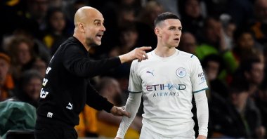 Man City manager Pep Guardiola talks to Phil Foden during a Premier League match against Wolves, Wolverhampton, England, May 11, 2022. (Reuters Photo)