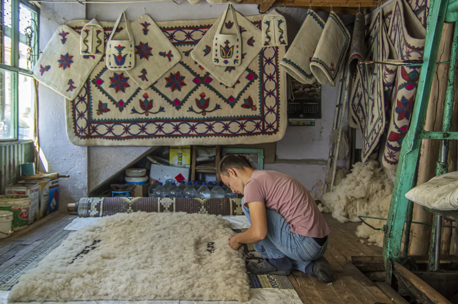 A Turkish master makes bags and covers from felt in Izmir, western Turkey, Dec. 1, 2020. (Shutterstock)
