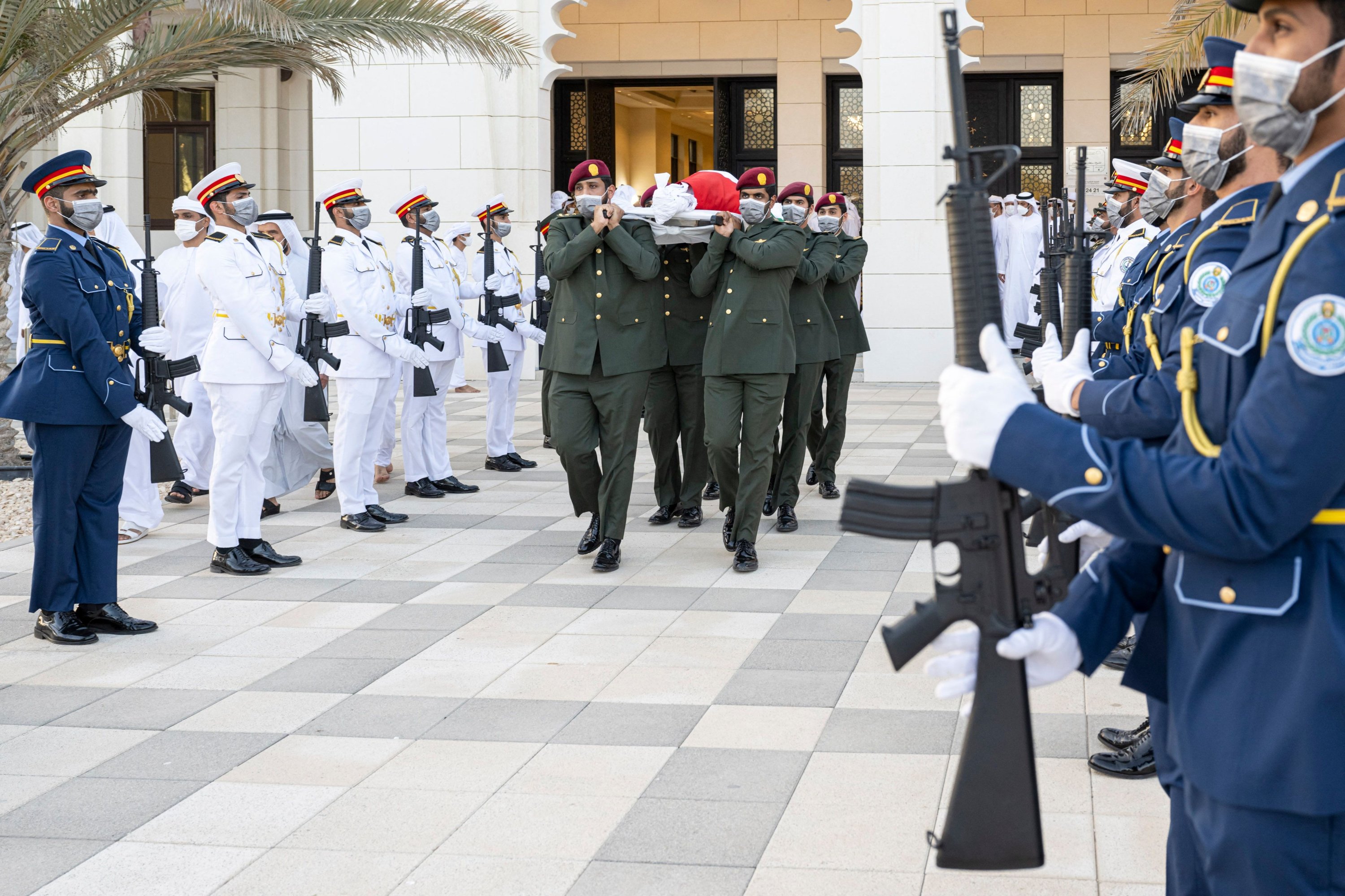 Sebuah gambar selebaran yang dirilis oleh Kementerian Urusan Kepresidenan UEA menunjukkan pengawal yang membawa jenazah mendiang Presiden UEA Sheikh Khalifa bin Zayed Al-Nahyan saat pemakamannya di Abu Dhabi pada 13 Mei 2022. (Foto oleh Hamad al-Kaabi / Kementerian Kepresidenan Urusan / AFP) /