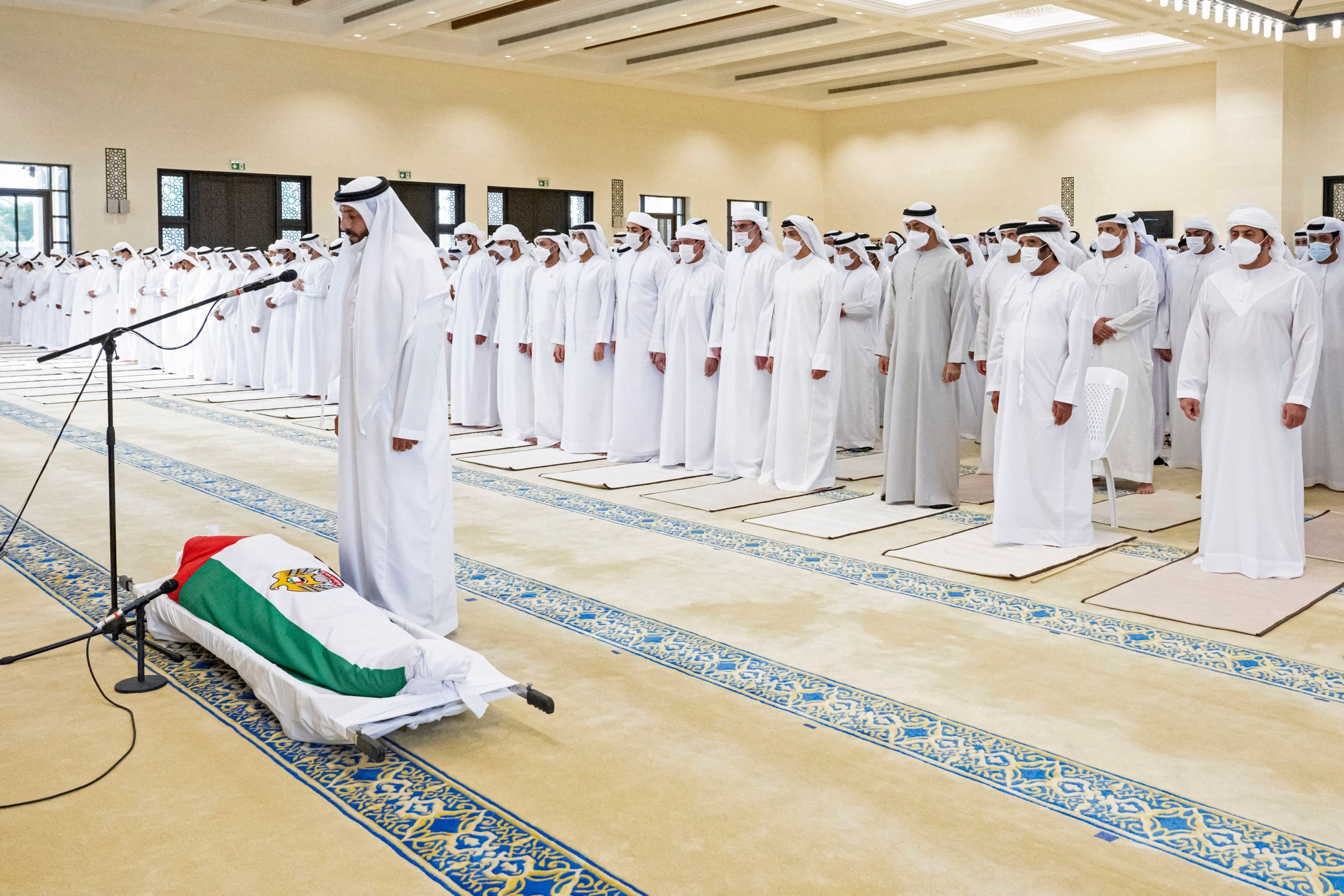 Sebuah gambar selebaran yang dirilis oleh Kementerian Urusan Kepresidenan UEA menunjukkan Mohamed bin Zayed al-Nahyan (kanan), Putra Mahkota Abu Dhabi dan Wakil Panglima Tertinggi Angkatan Bersenjata UEA, mengambil bagian dalam doa pemakaman untuk mendiang Presiden UEA Sheikh Khalifa bin Zayed Al-Nahyan di sebuah masjid di Abu Dhabi pada 13 Mei 2022. (Foto oleh Hamad al-Kaabi / Kementerian Kepresidenan / AFP) /