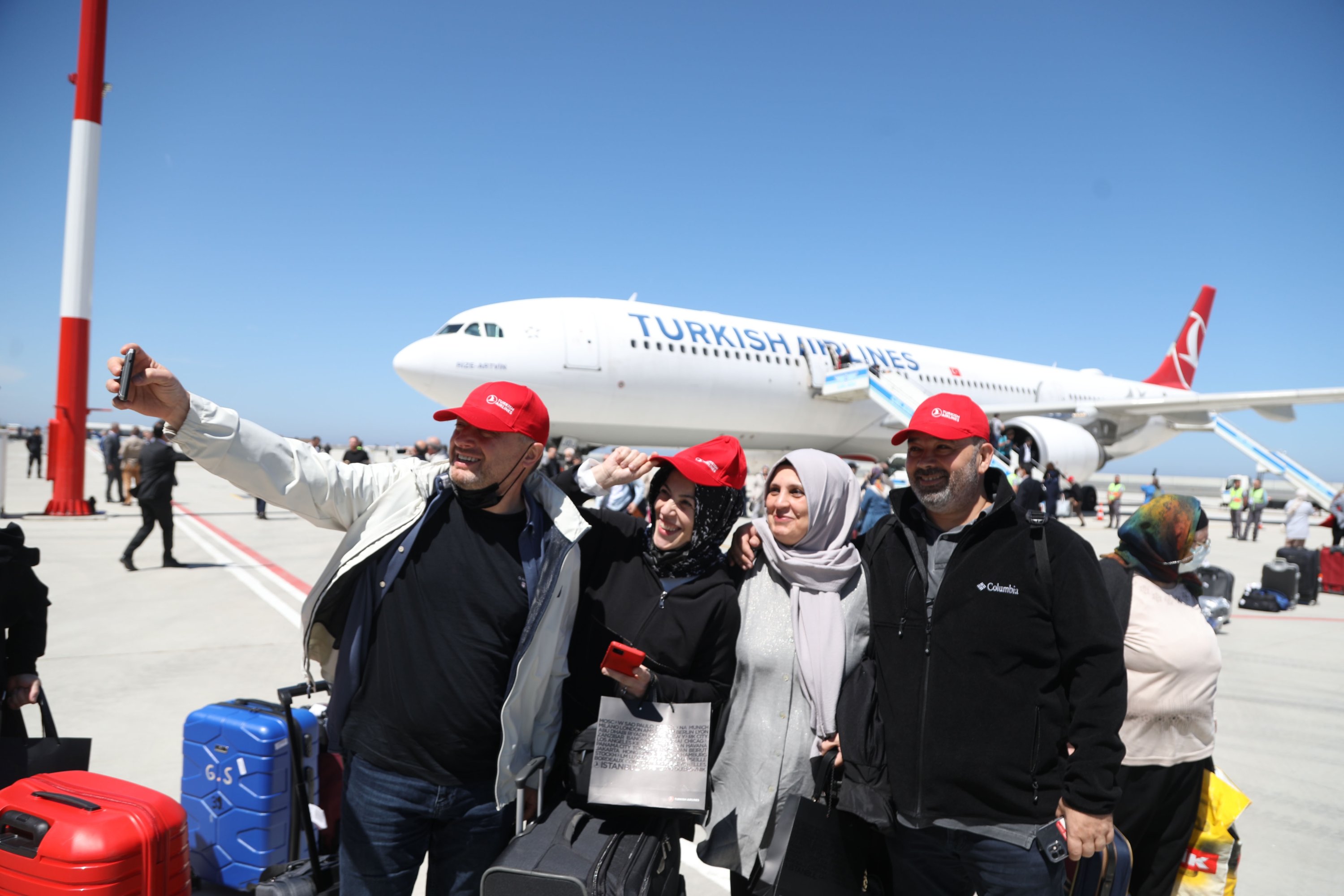 Penumpang penerbangan TK 2538 Turkish Airlines, penerbangan perdana Bandara Rize-Artvin yang baru diluncurkan, berpose untuk foto di landasan pacu, di Rize, Turki timur laut, 14 Mei 2022. (AA Photo)