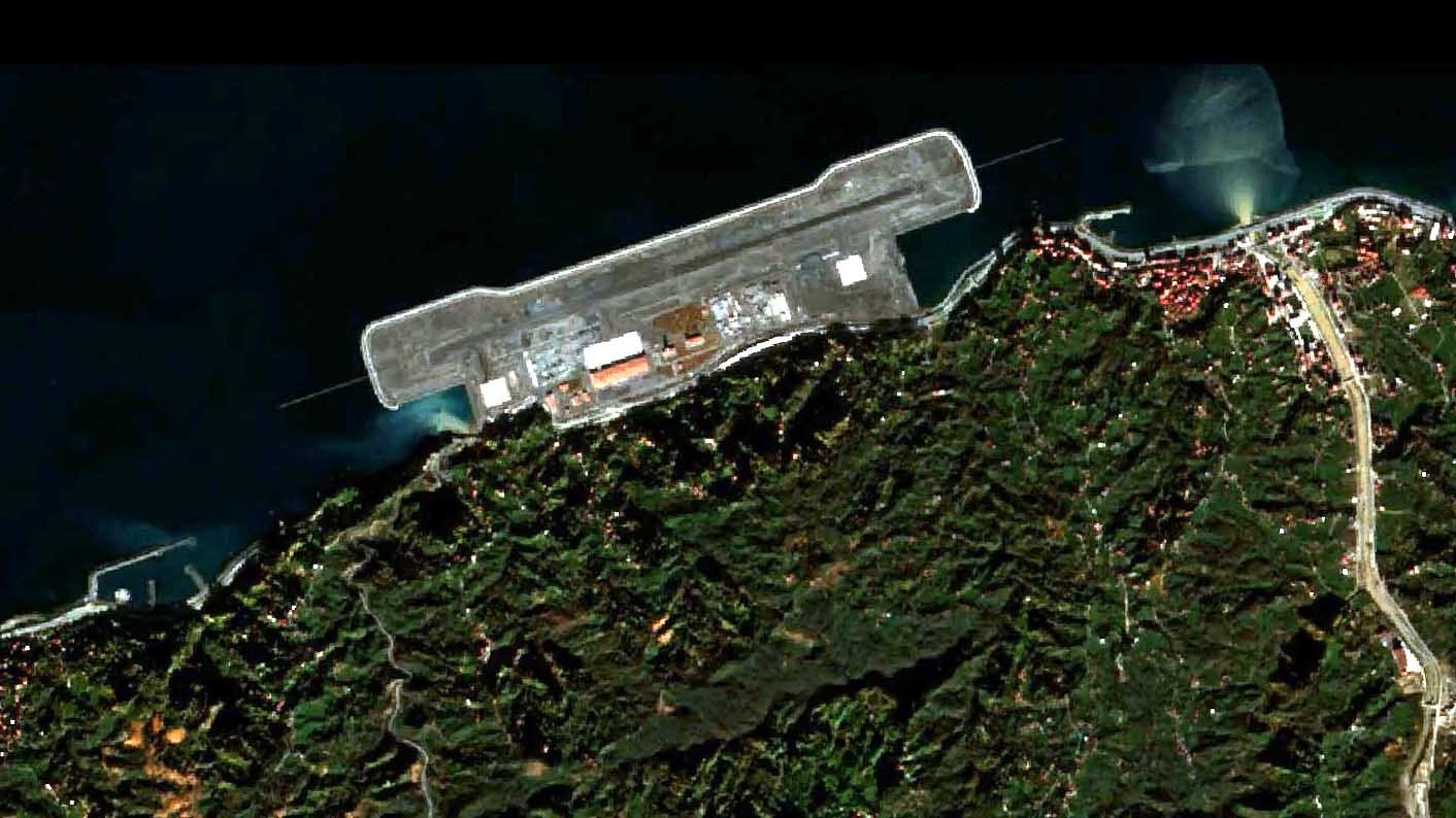 Citra satelit Bandara Rize-Artvin yang dibangun di atas tanggul di pantai Laut Hitam, di Rize, Turki timur laut, disediakan pada 13 Mei 2022. (Foto DHA)