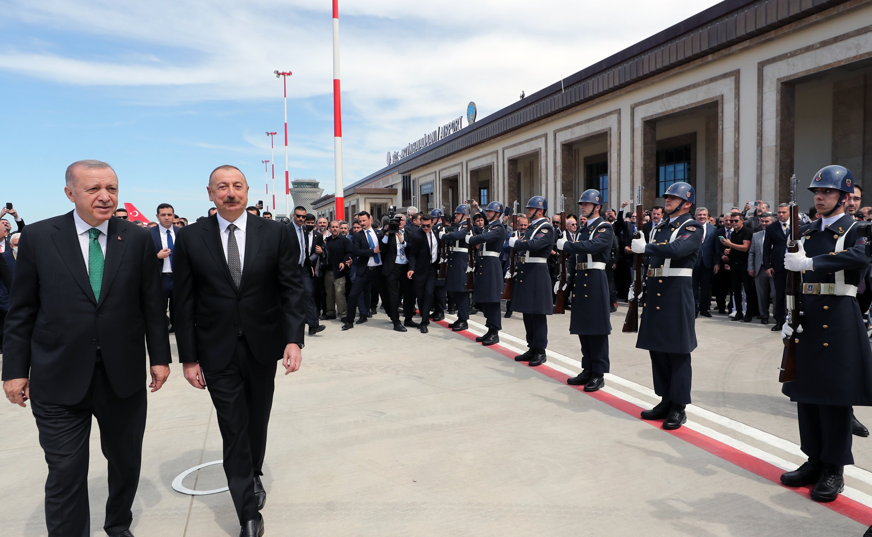 Presiden Recep Tayyip Erdoğan (kiri) dan Presiden Azerbaijan Ilham Aliyev memeriksa penjaga kehormatan selama upacara peresmian Bandara Rize-Artvin di Rize, Turki timur laut, 14 Mei 2022. (Murat Çetinmühürdar/Presidensi Turki via AA)