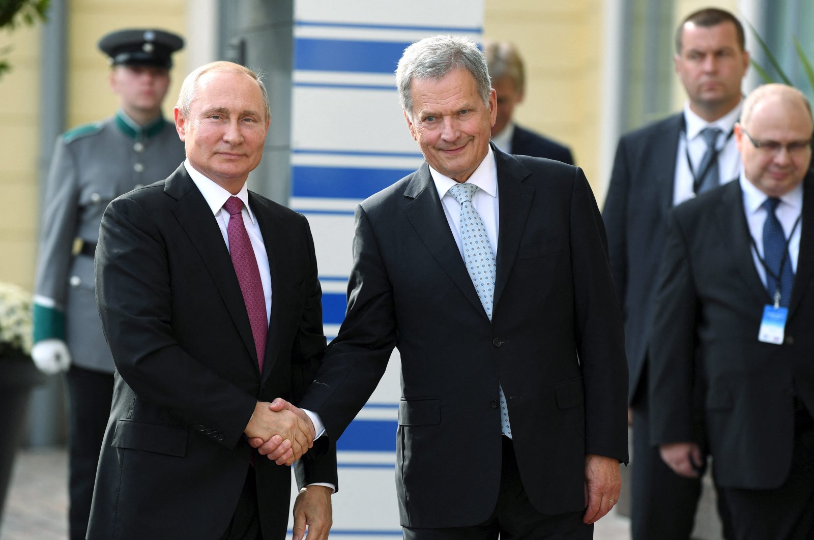 Finlandia akan melamar keanggotaan NATO, Niinisto memberi tahu Putin yang gelisah