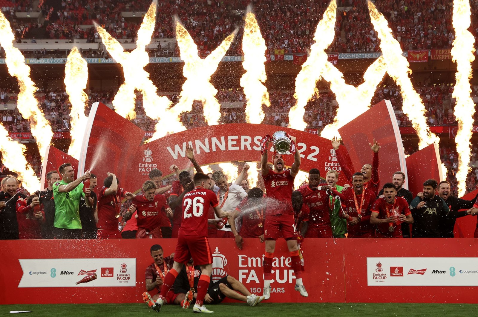 Liverpool&#039;s Jordan Henderson lifts the trophy after winning the English FA Cup final football match between Chelsea and Liverpool, at Wembley stadium, in London, U.K., May 14, 2022. (AP Photo)