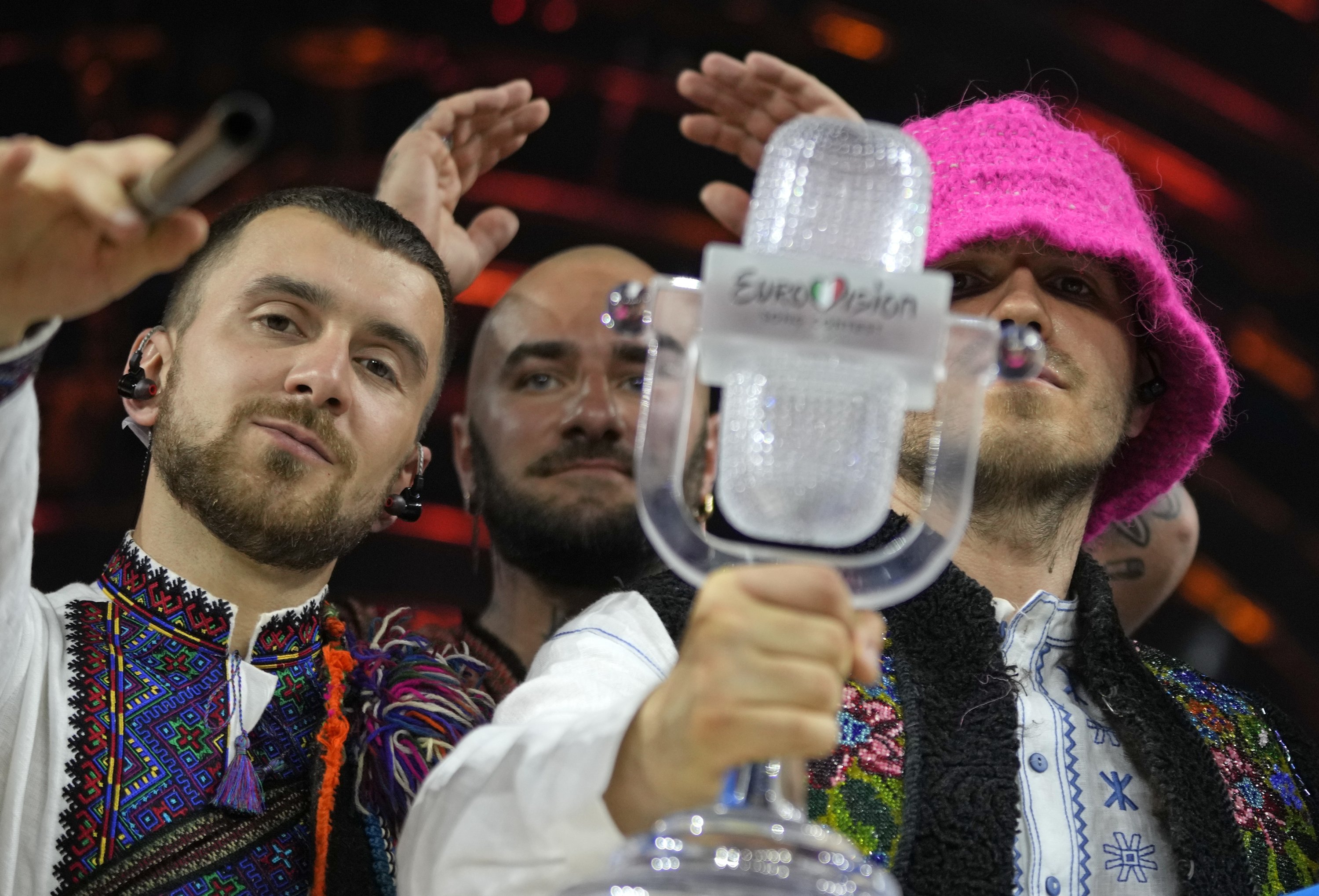 Anggota Orkestra Kalush dari Ukraina merayakan kemenangan setelah memenangkan Grand Final Kontes Lagu Eurovision di arena Palaompico, di Turin, Italia, 14 Mei 2022. (AP)