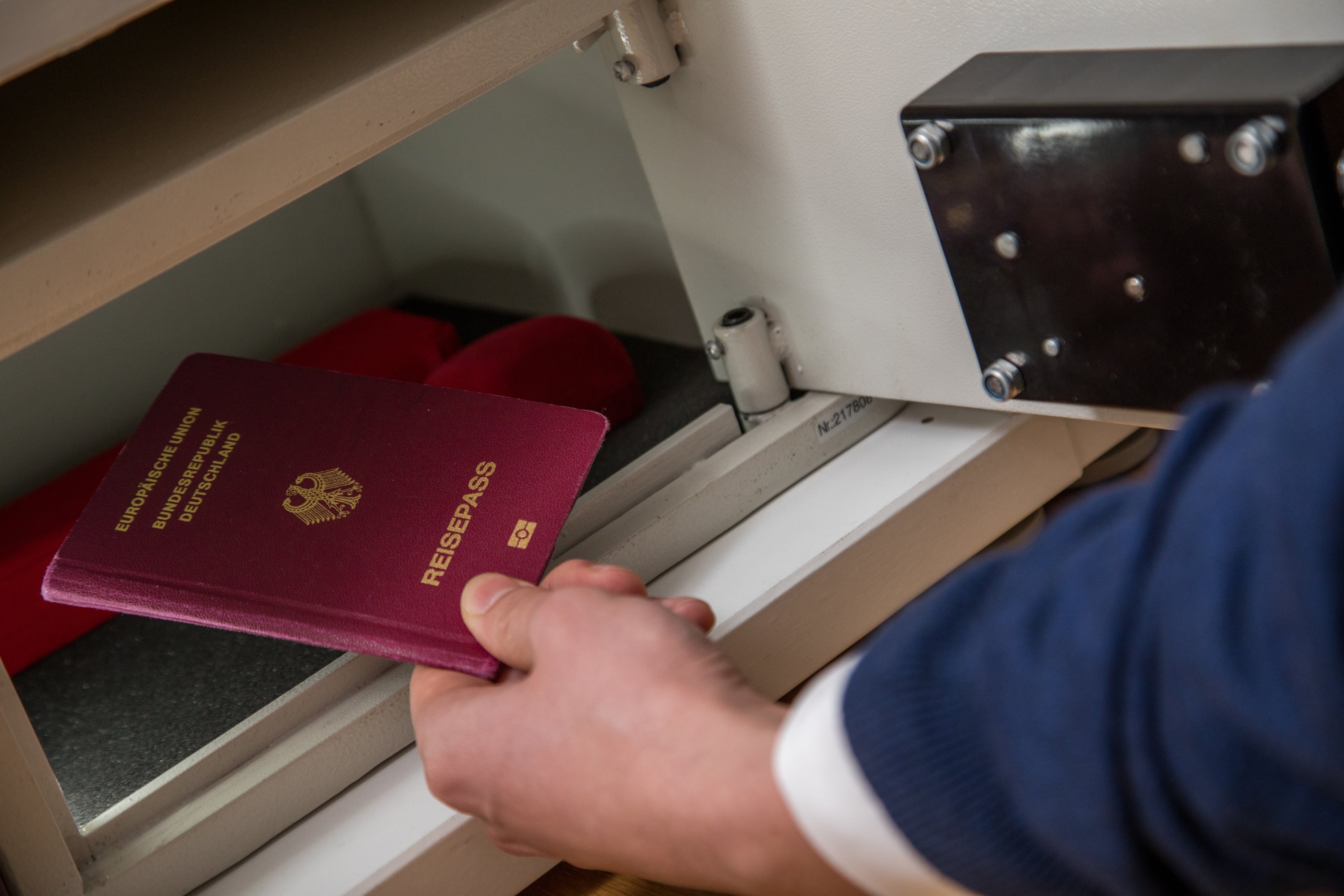 When it comes to storing valuable items, it's best to use the hotel reception safe as room safes often present a little obstacle for thieves. (DPA)