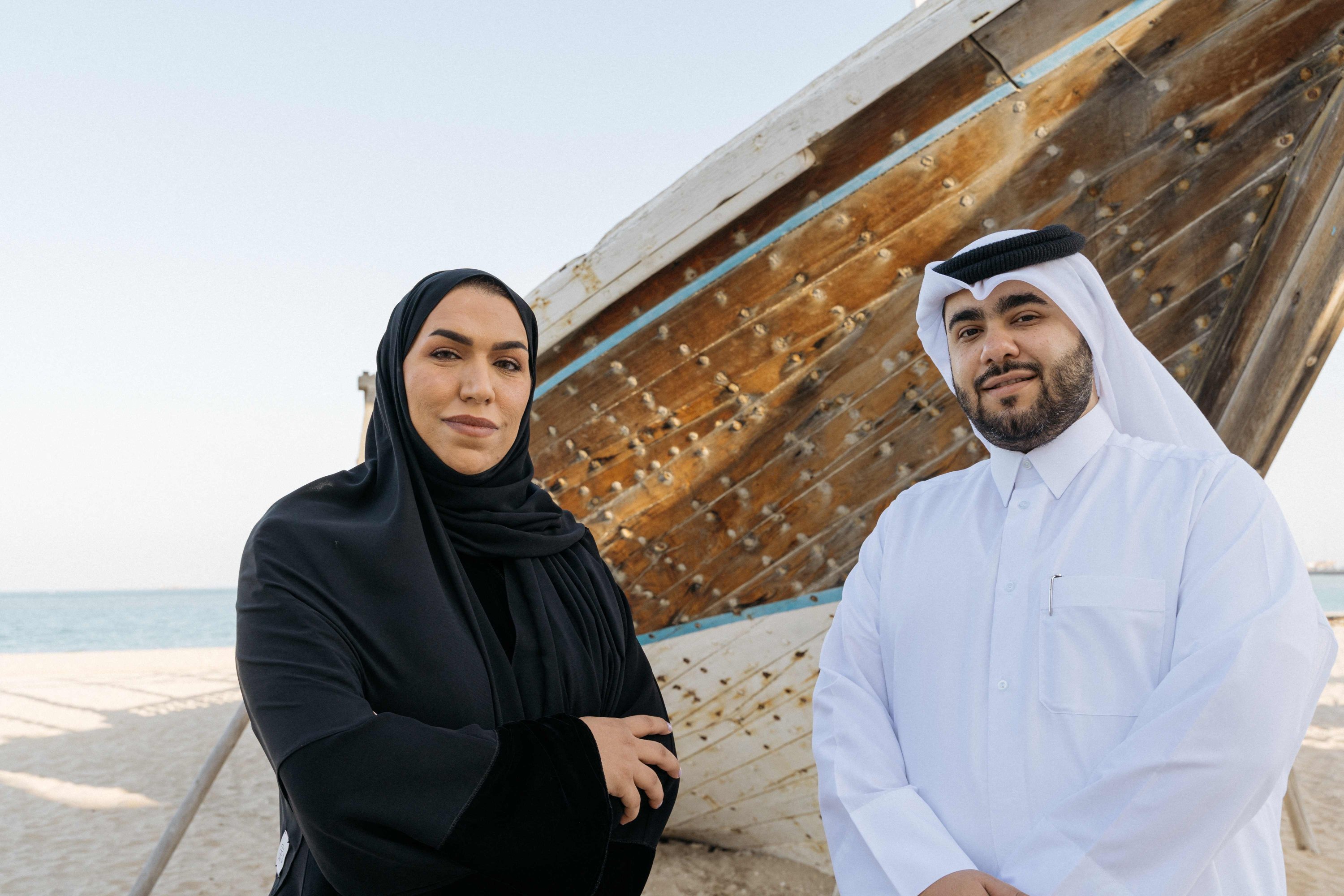 Direktur Kreatif acara Amal al-Shammari (kiri) dan Managing Director Hossein Heydar berfoto di Doha, Qatar, 13 Mei 2022. (AFP Photo)