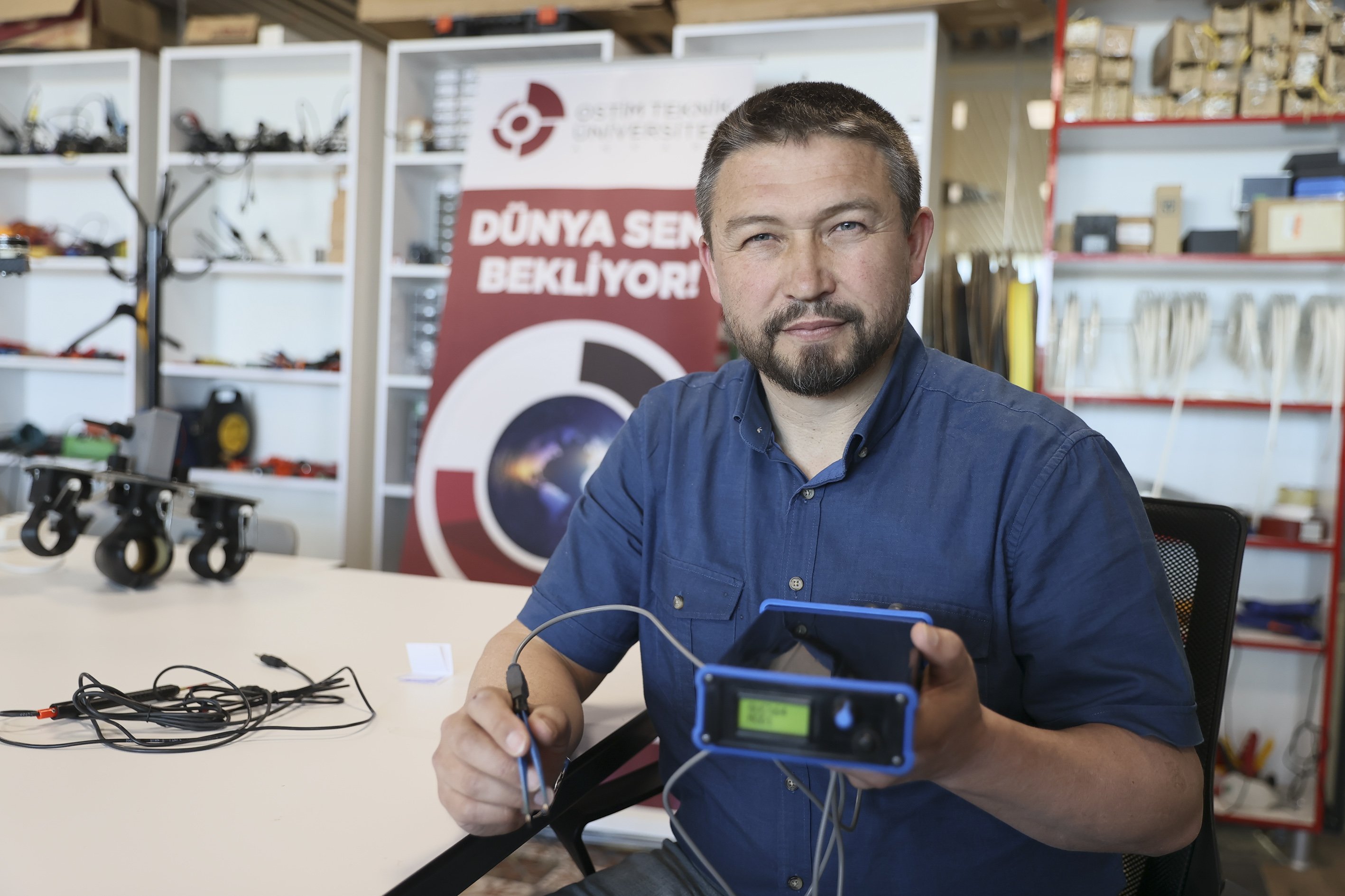 Profesor peneliti Sinan Kıvrak memegang perangkat elektrokauter bergerak yang dikembangkan di OSTIM Technical University, Ankara, Turki, 13 Mei 2022. (AA Photo)