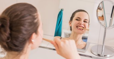 Brushing teeth and tongue regularly and thoroughly is the first step to decrease the foul odor of sulfurous gases in the mouth. (DPA)