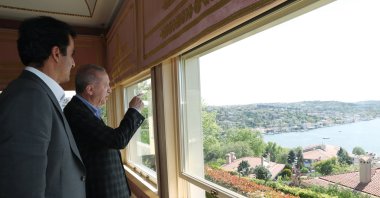 A handout photo made available by the Turkish Presidential Press Office shows President Recep Tayyip Erdoğan (R) and emir of Qatar, Sheikh Tamim bin Hamad Al Thani (L), during their meeting in Istanbul, Turkey, May 13, 2022. (EPA Photo)