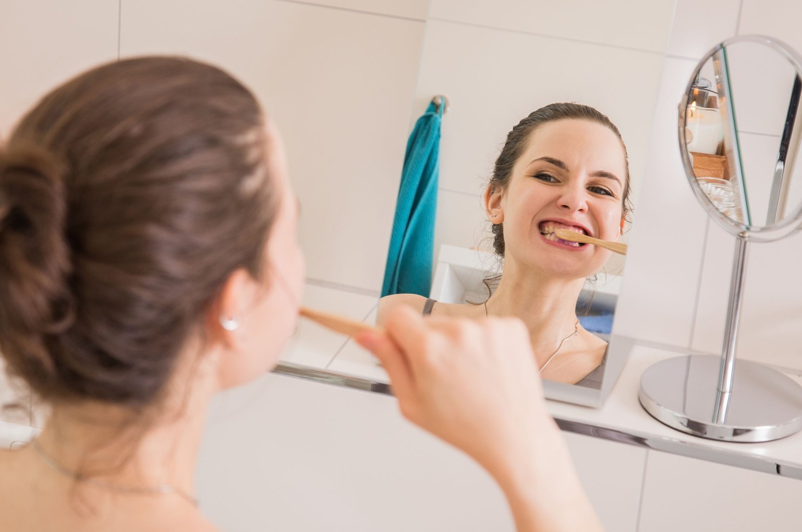 Brushing teeth and tongue regularly and thoroughly is the first step to decrease the foul odor of sulfurous gases in the mouth. (DPA)