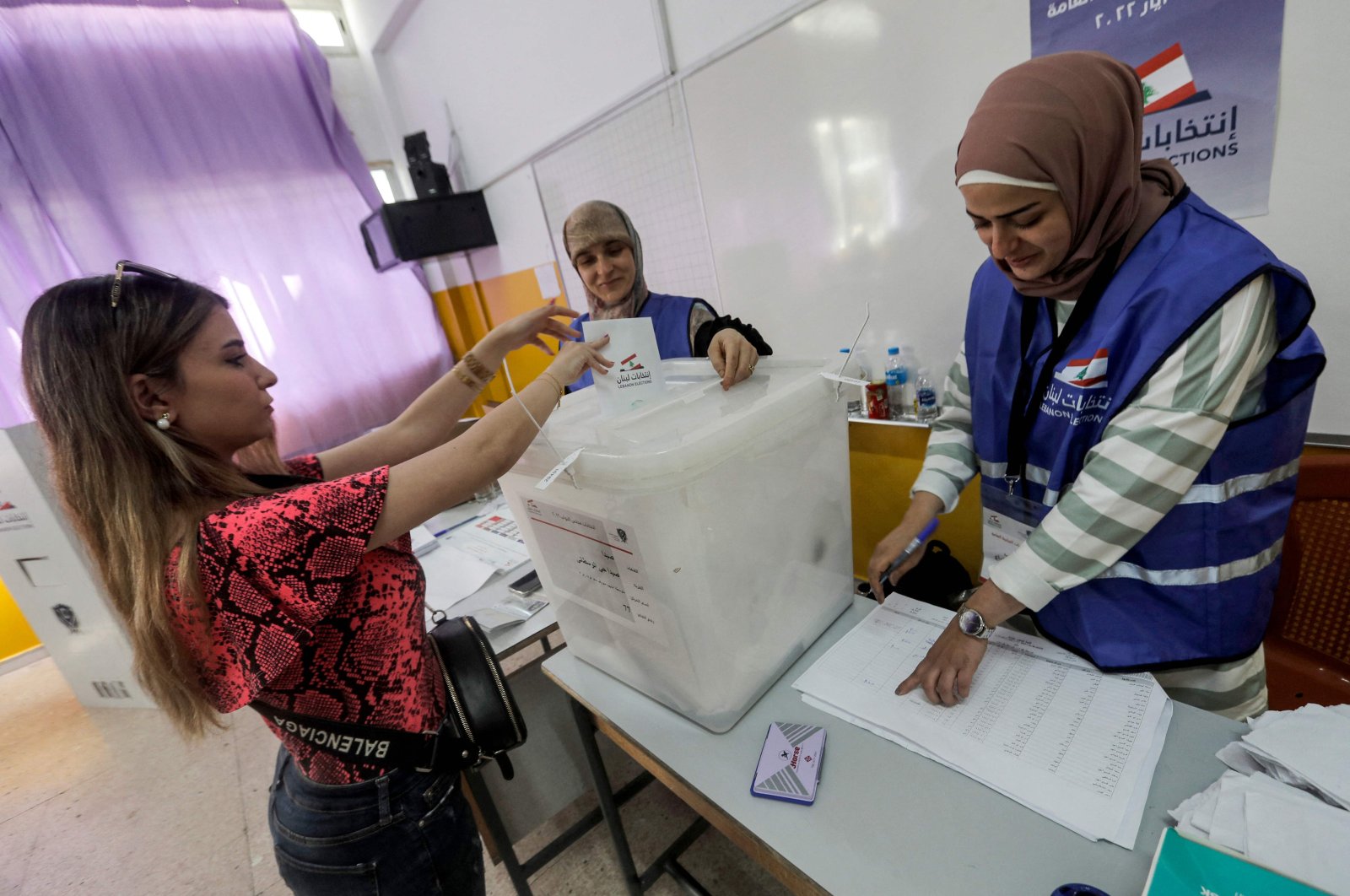 A woman casts her ballot while voting at a polling station in Lebanon&#039;s southern city of Sidon, May 15, 2022. (AFP Photo)