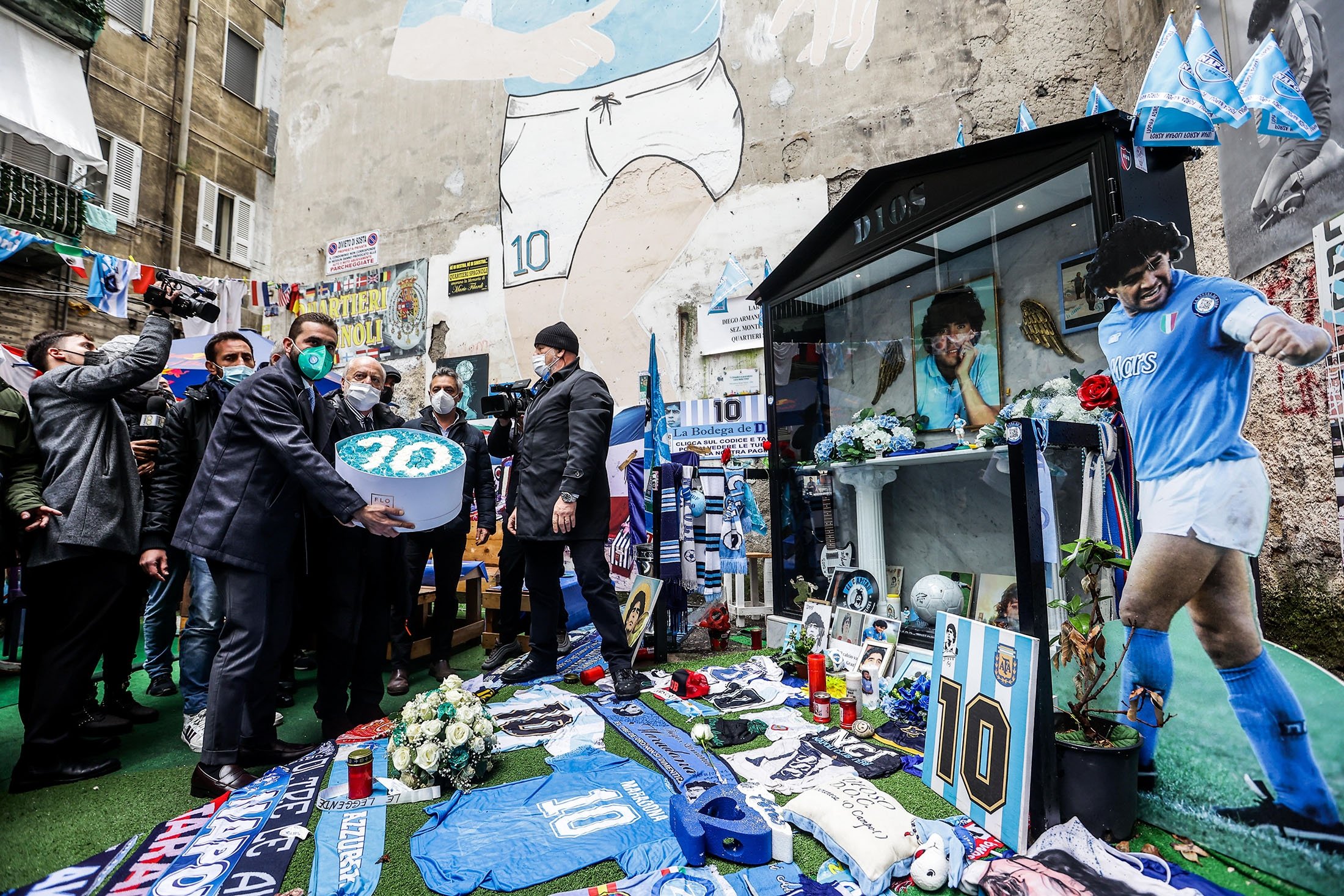 Aurelio De Laurentiis, presiden Napoli, dan Wakil Presiden Edoardo De Laurentiis meletakkan bunga di Naples untuk memperingati kematian pesepakbola Argentina Diego Maradona, Naples, Italia, 23 November 2021. (Foto dpa)