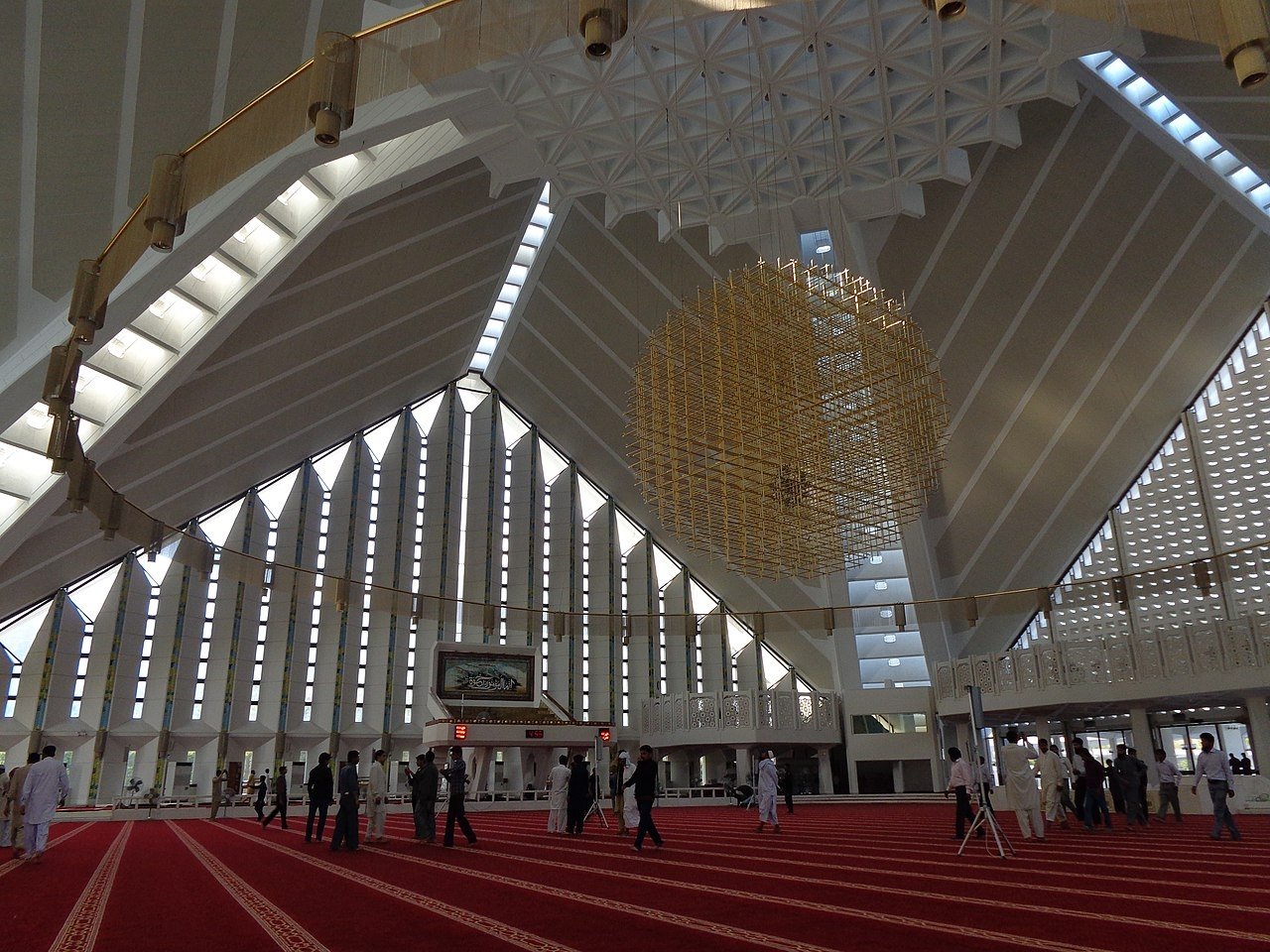 Pemandangan interior dari Masjid Faisal.  (Wikimedia)