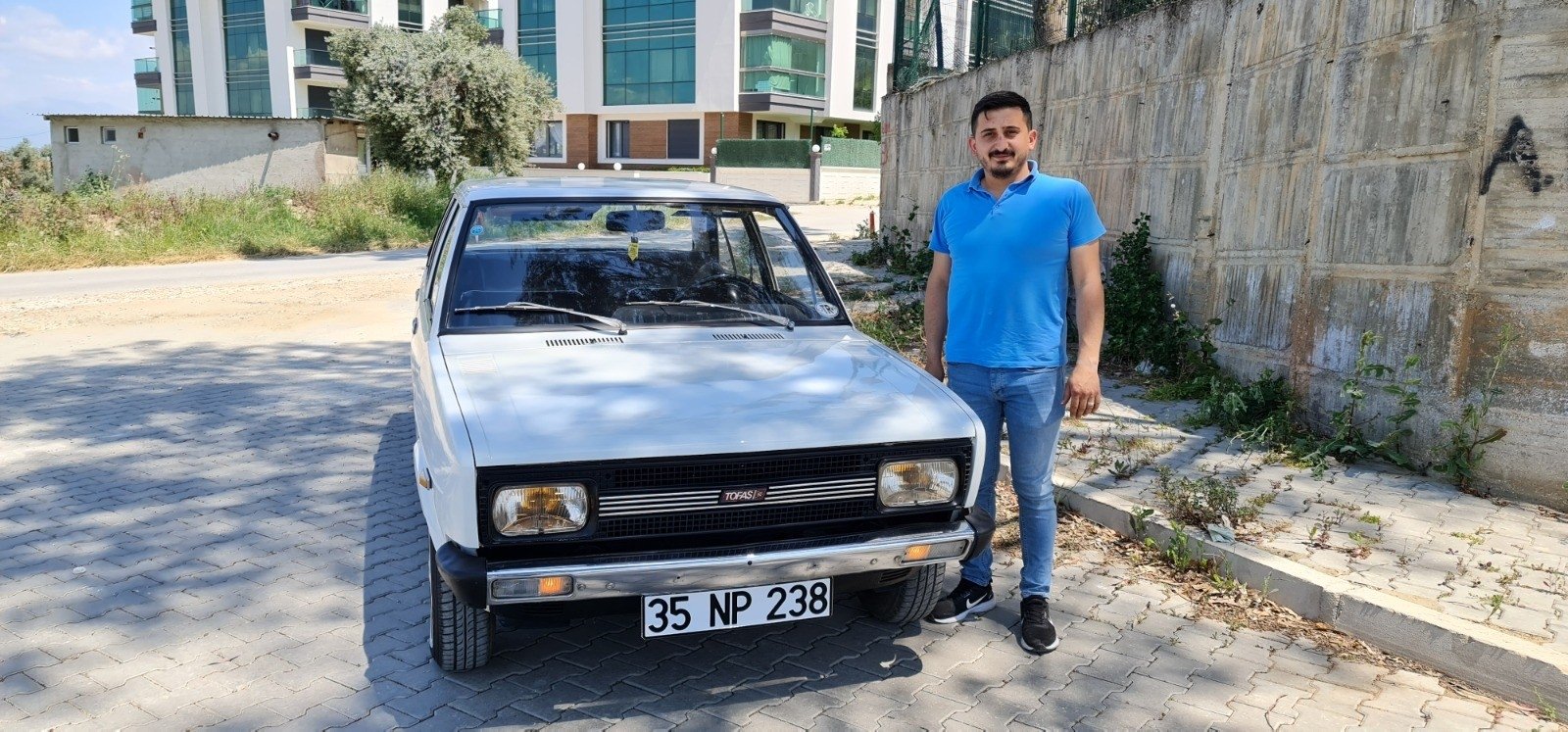 Klasik otomobil tutkunu Hasan Karadisoğlu, Fiat Tofaş Murat 131 'Mirafiori' ile Türkiye'nin batısında İzmir, tertemiz korunmuş 1979, 6 Mayıs 2021. (IHA Fotoğrafı)