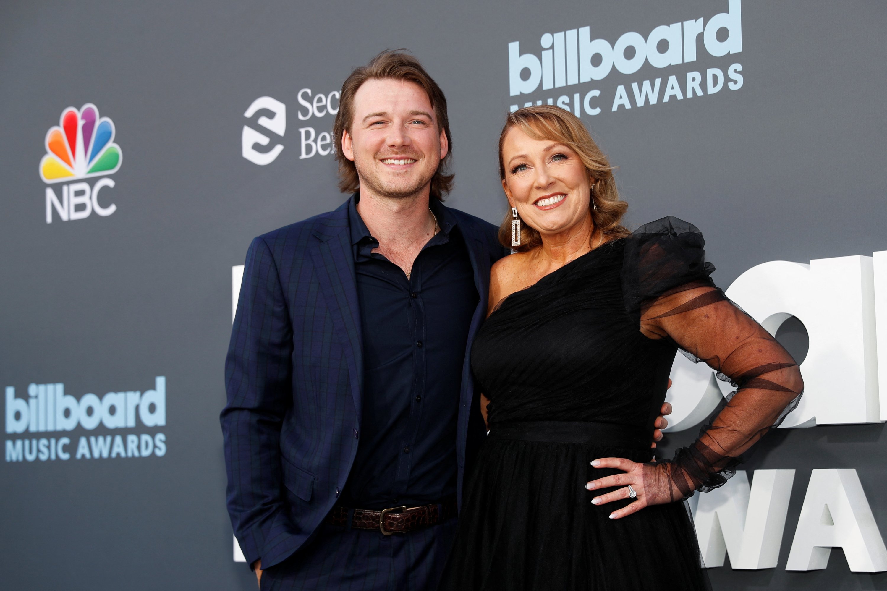 Morgan Wallen dan ibunya Lesli Wallen tiba untuk menghadiri Billboard Music Awards 2022 di MGM Grand Garden Arena di Las Vegas, Nevada, AS, 15 Mei 2022. (REUTERS)