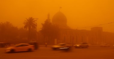 Cars drive by a mosque amid a sandstorm in Baghdad, Iraq, May 16, 2022. (Reuters Photo)