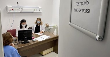 Doctors interview a former COVID-19 patient in a room for "post-COVID-19" patients, in Kocaeli, northwestern Turkey, Dec. 4, 2021. (AA PHOTO)