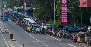 Motorists queue to buy fuel at a Ceylon petroleum corporation fuel station in Colombo, Sri Lanka, May 15, 2022. (AFP Photo)