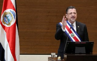 Costa Rica's President Rodrigo Chaves gestures as he delivers a speech after being sworn in during a ceremony at the hall of the Legislative Assembly, San Jose, Costa Rica, May 8, 2022. (REUTERS PHOTO)
