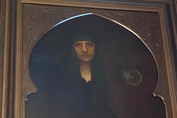 Lukisan minyak penulis Turki Halide Edib Advar ditemukan di Praha
