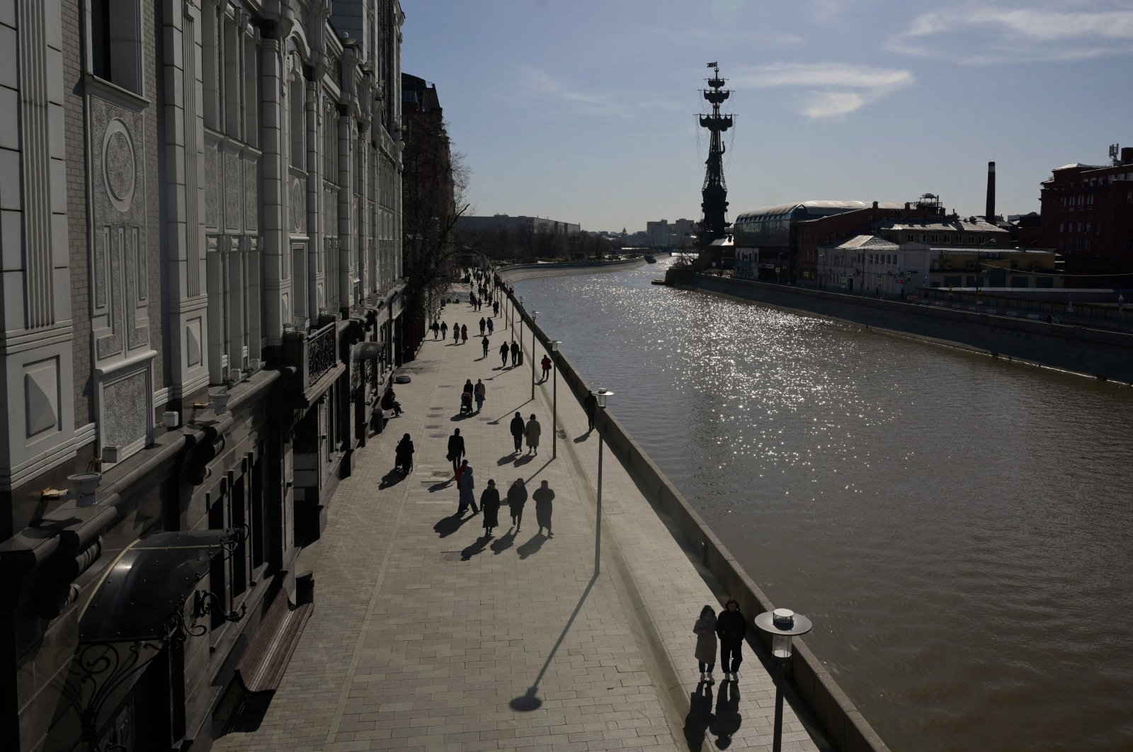 Pedestrians walk along the Moskva River during a sunny spring day in Moscow, Russia, April 14, 2022. (AFP Photo)