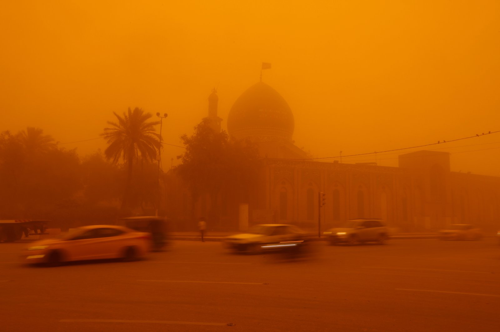 Cars drive by a mosque amid a sandstorm in Baghdad, Iraq, May 16, 2022. (Reuters Photo)