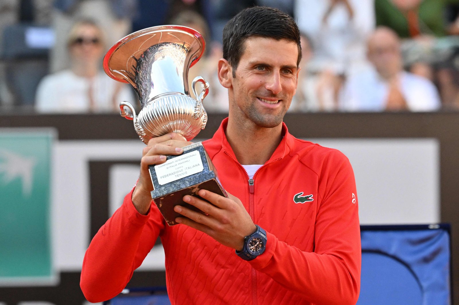 Serbia&#039;s Novak Djokovic celebrates with the Italian Open trophy, Rome, Italy, May 15, 2022. (AFP Photo)