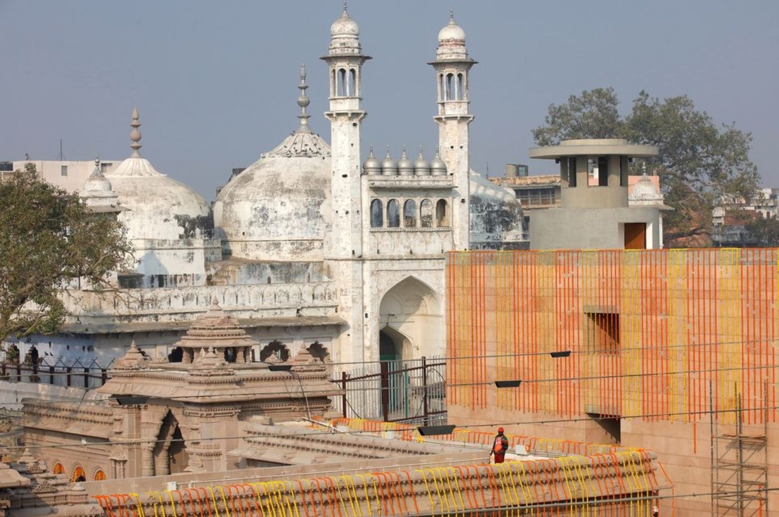 Pengadilan India melarang pertemuan doa Muslim di masjid setelah berhala Hindu ditemukan