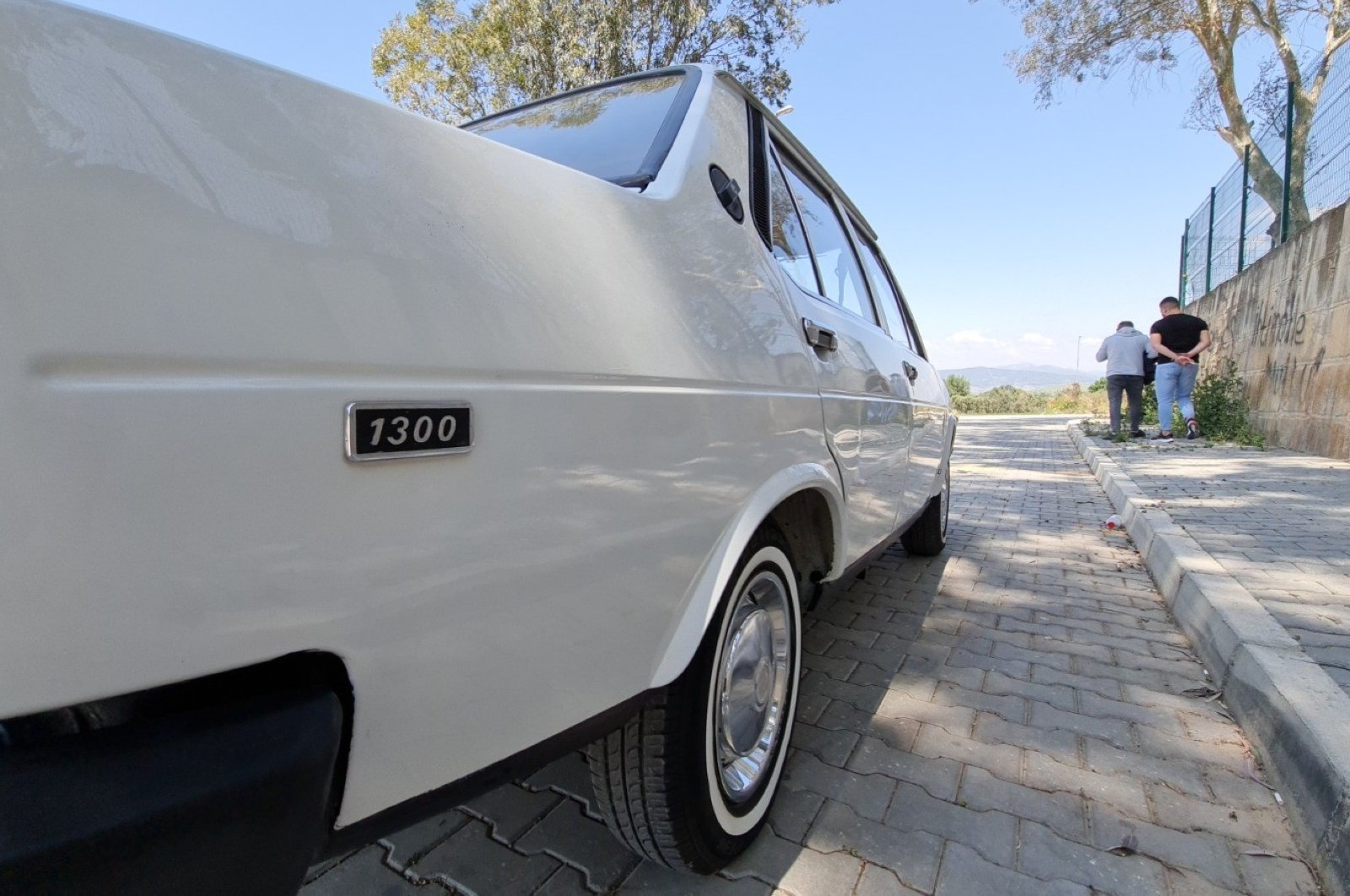 Turuncu Türk otomobili klasik Fiat 131’i koruyucu filmle kapladı