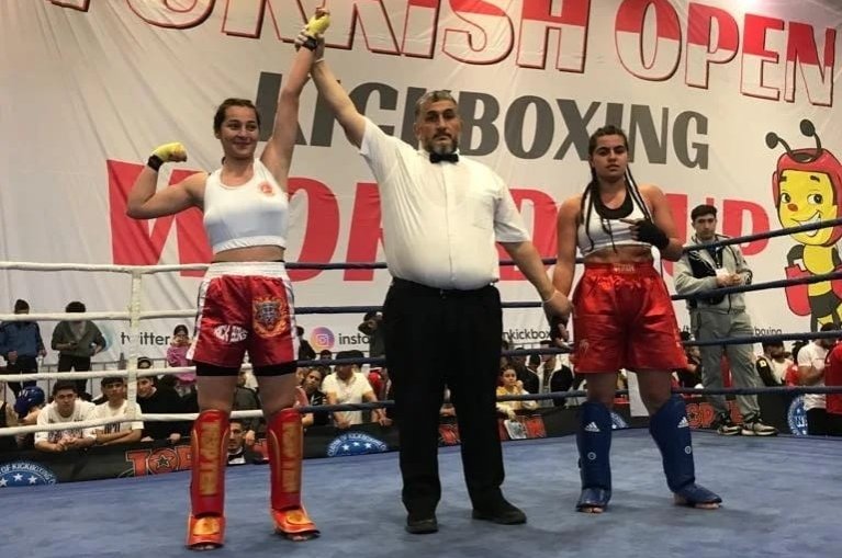 Cemile Aykoç dari Turki memenangkan gelar kickboxing dunia di Istanbul