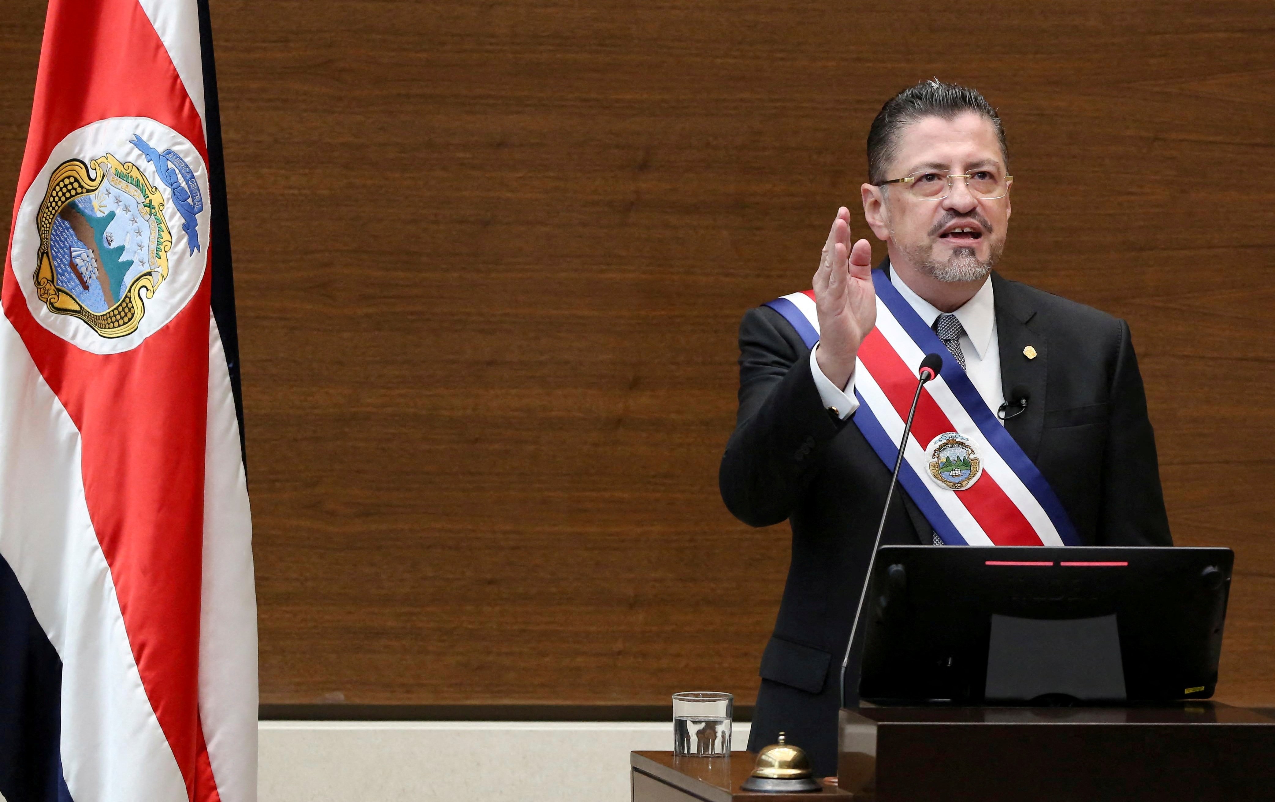 Costa Rica&#039;s President Rodrigo Chaves gestures as he delivers a speech after being sworn in during a ceremony at the hall of the Legislative Assembly, San Jose, Costa Rica, May 8, 2022. (REUTERS PHOTO)
