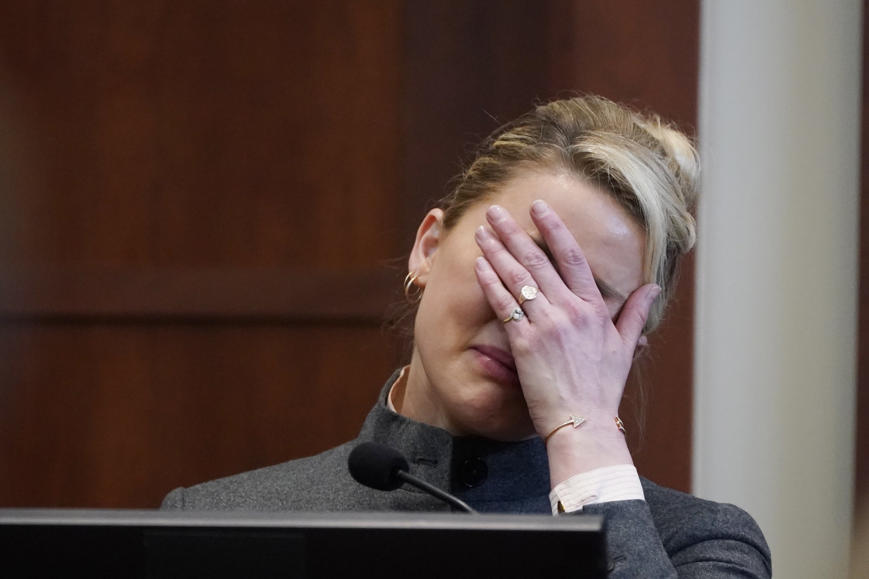 Aktor Amber Heard bersaksi di ruang sidang di Fairfax County Circuit Courthouse di Fairfax, Virginia, AS, 16 Mei 2022. (AP Photo)