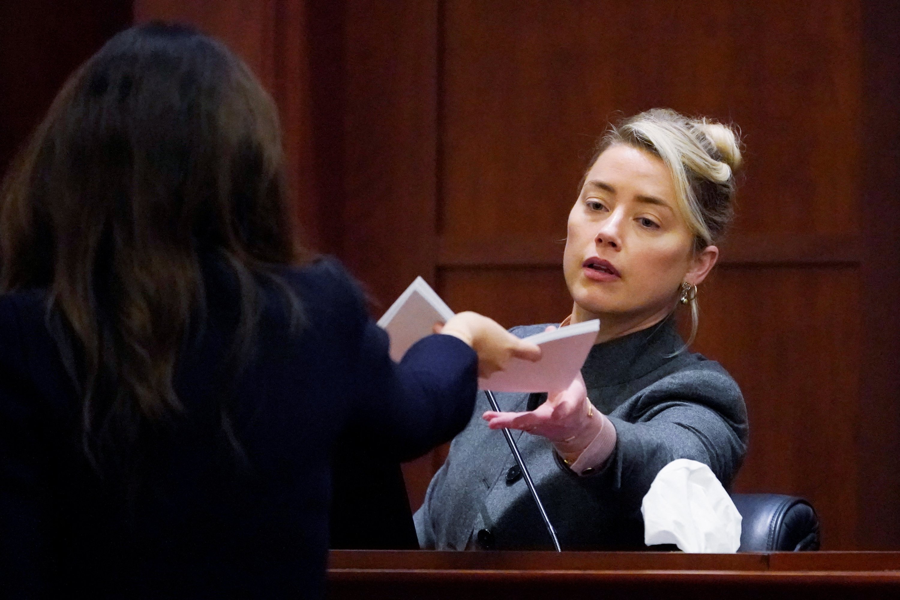 Aktor Amber Heard bersaksi di ruang sidang di Fairfax County Circuit Courthouse di Fairfax, Virginia, AS, 16 Mei 2022. (Foto Reuters)