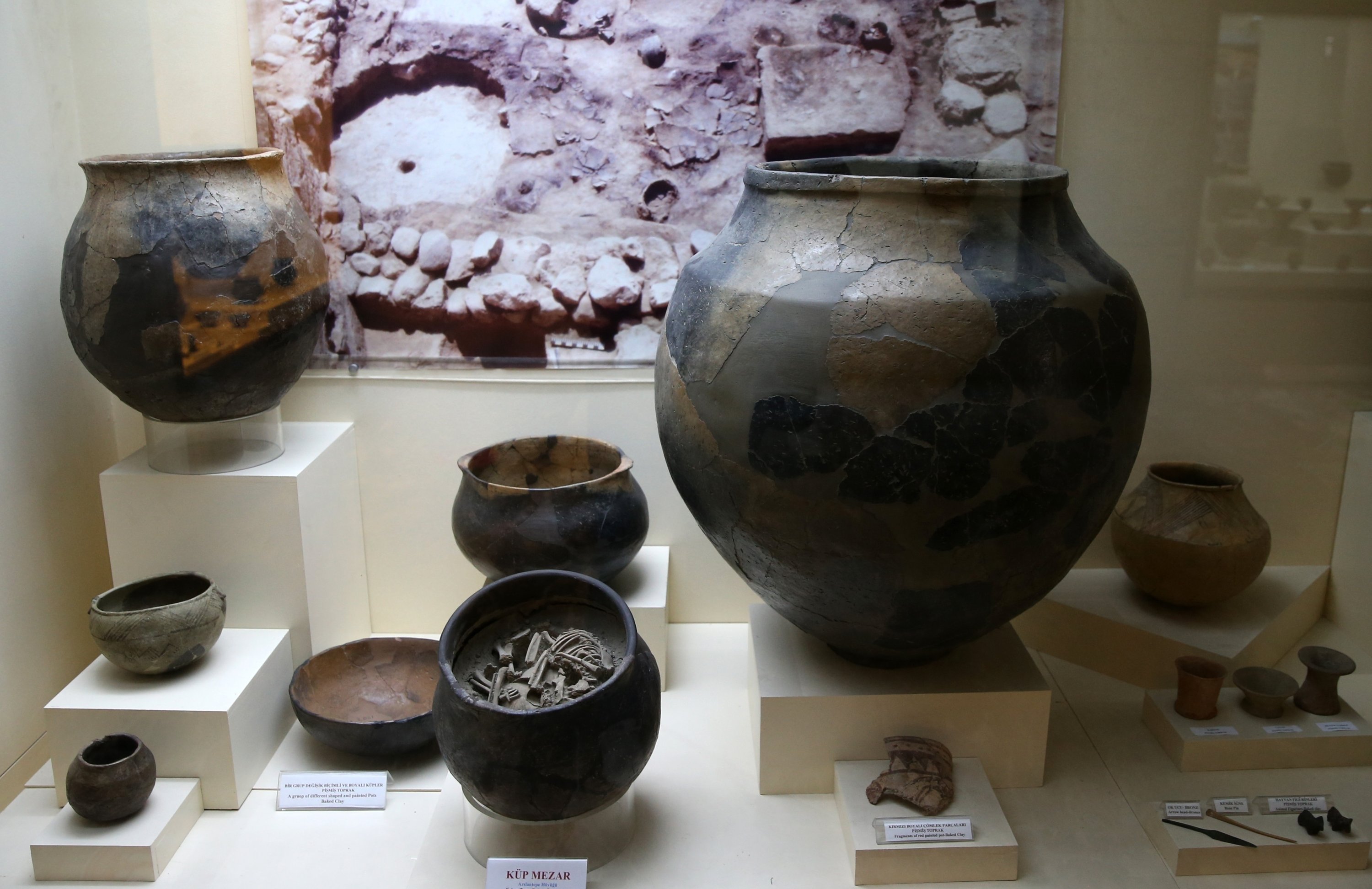 Sebuah makam kubus berusia 5.000 tahun yang berisi kerangka bayi, yang ditemukan selama penggalian di Arslantepe Mound, telah dibuka.  (Foto AA)