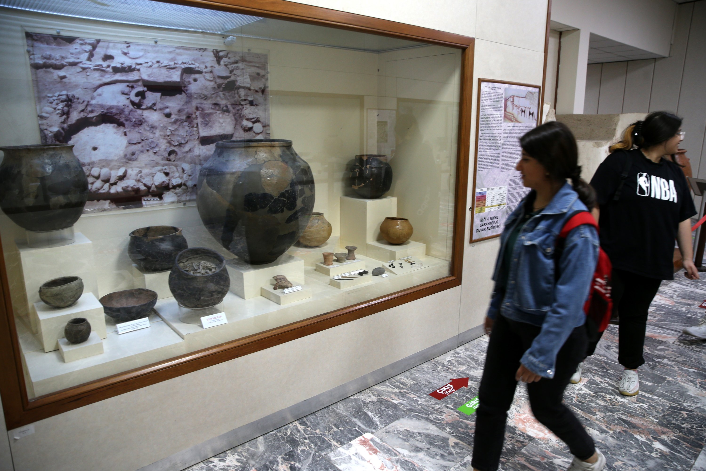 Sebuah makam kubus berusia 5.000 tahun yang berisi kerangka bayi, yang ditemukan selama penggalian di Arslantepe Mound, telah dibuka.  (Foto AA)