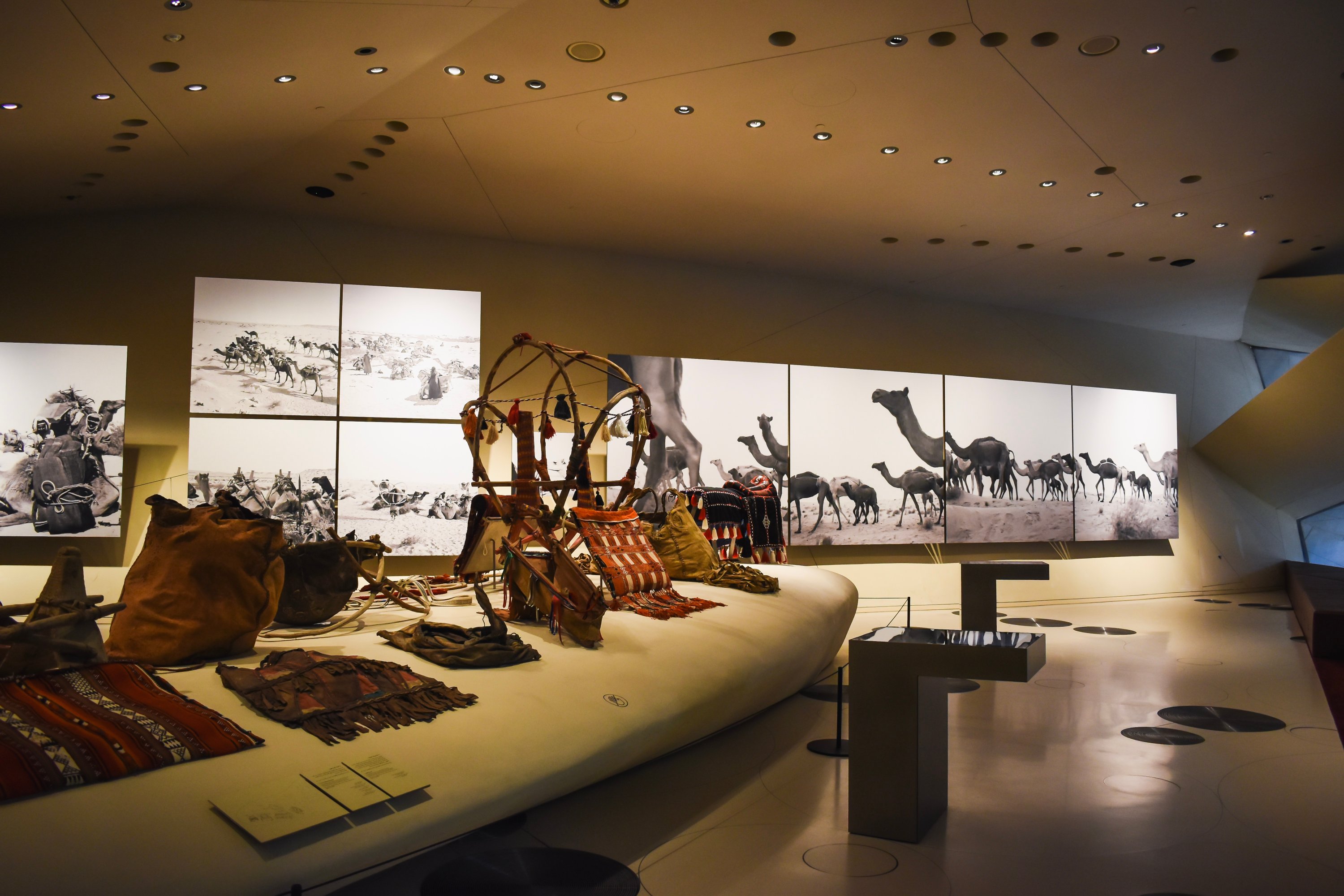 DOHA, QATAR - 25 Juni 2019: Interior Museum Nasional Qatar, dengan pameran yang dipamerkan. 