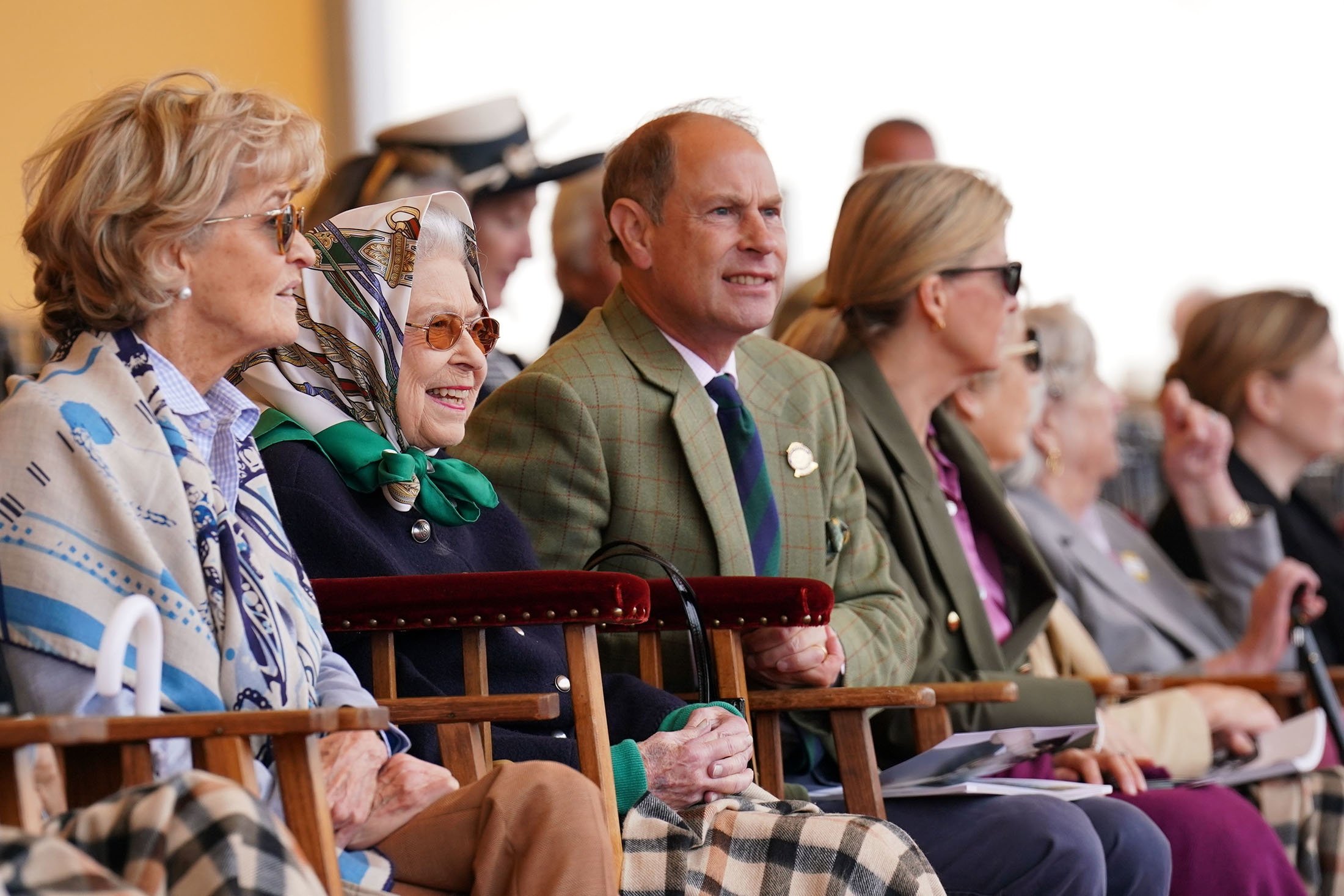Ratu Inggris Elizabeth II bergabung dengan Pangeran Edward dan Sophie (kanan), Earl dan Countess of Wessex saat mereka duduk di Royal Box di Royal Windsor Horse Show, Windsor, Inggris, 13 Mei 2022. (AP Photo)
