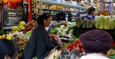 People shop at a supermarket in London, Britain, Dec. 24, 2021. (Reuters Photo)