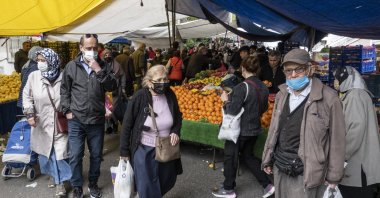 People shop at a local market in Istanbul, Turkey, May 5, 2022. (EPA Photo)