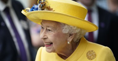 Britain&#039;s Queen Elizabeth II meets staff from the Elizabeth Line project at Paddington Station in London, U.K., May 17, 2022. (AP Photo)