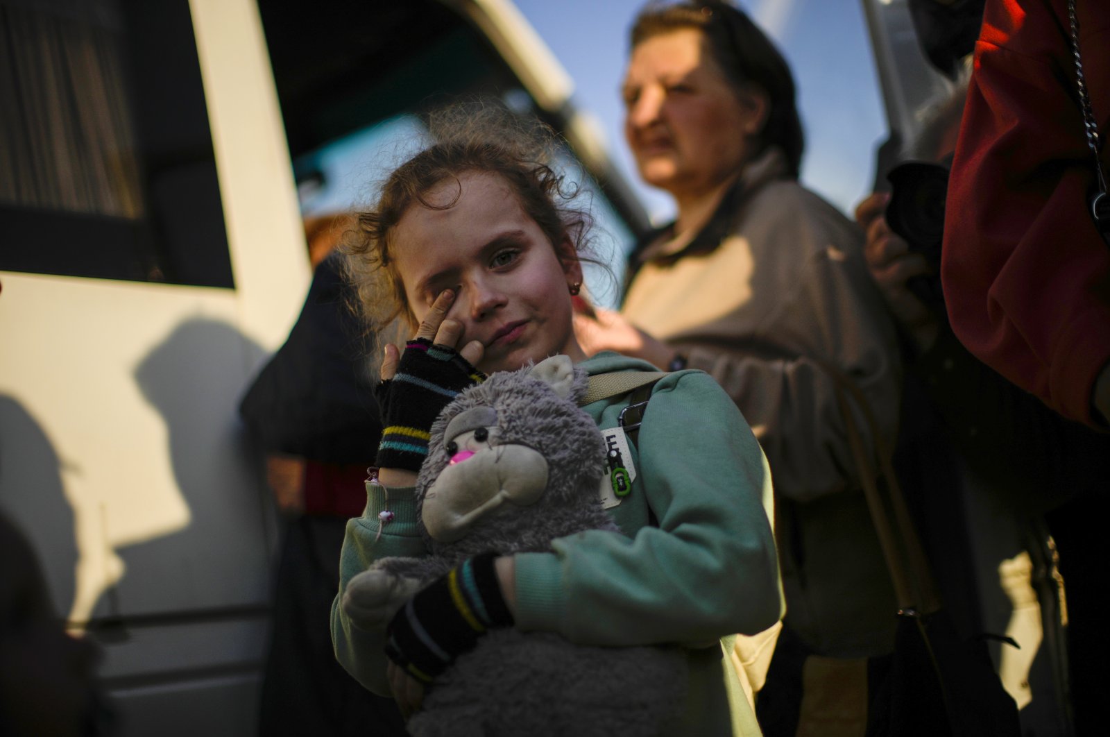 A child and her family who fled from Mariupol arrive at a reception center for displaced people in Zaporizhzhia, Ukraine, May 8, 2022. (AP Photo)
