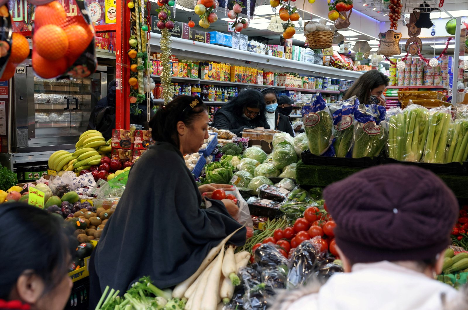 People shop at a supermarket in London, Britain, Dec. 24, 2021. (Reuters Photo)