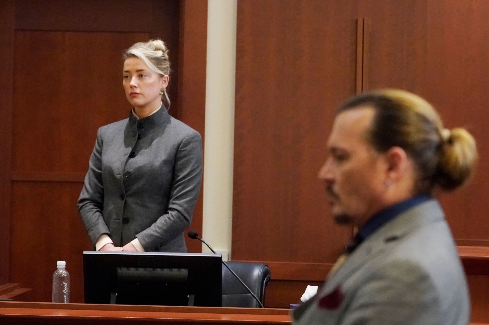 U.S. actors Amber Heard (L) and Johnny Depp watch as the jury leaves the courtroom at the end of the day at the Fairfax County Circuit Courthouse in Fairfax, Virginia, U.S., May 16, 2022. (AFP Photo)