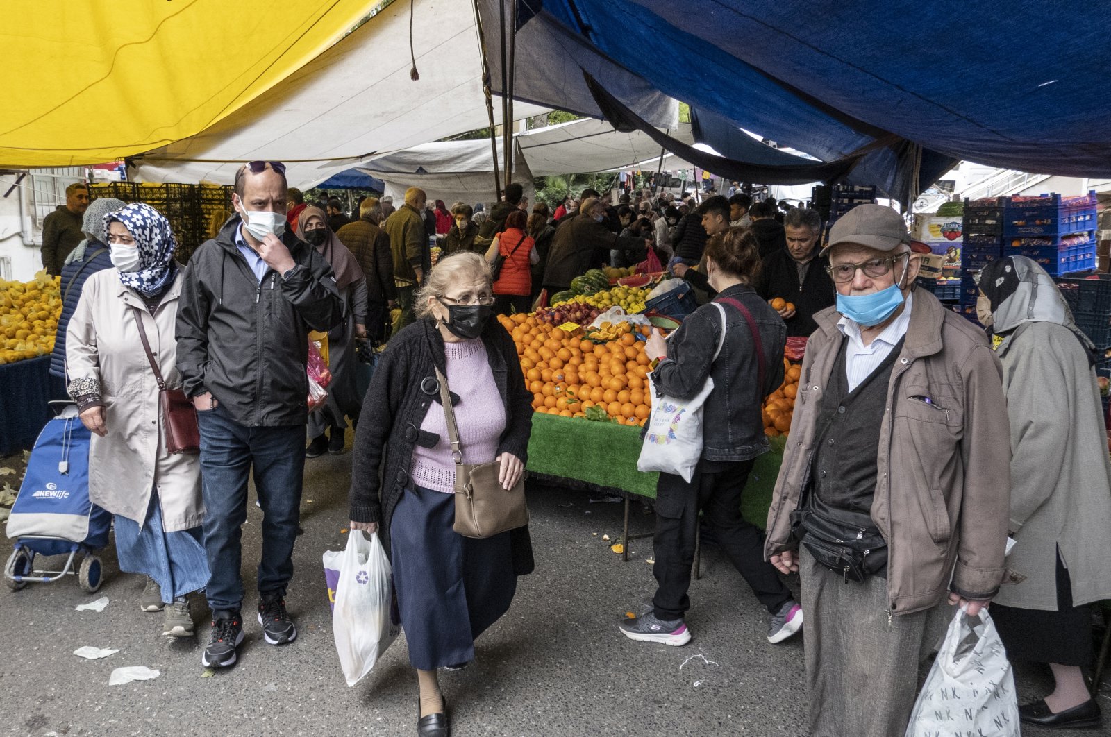 People shop at a local market in Istanbul, Turkey, May 5, 2022. (EPA Photo)