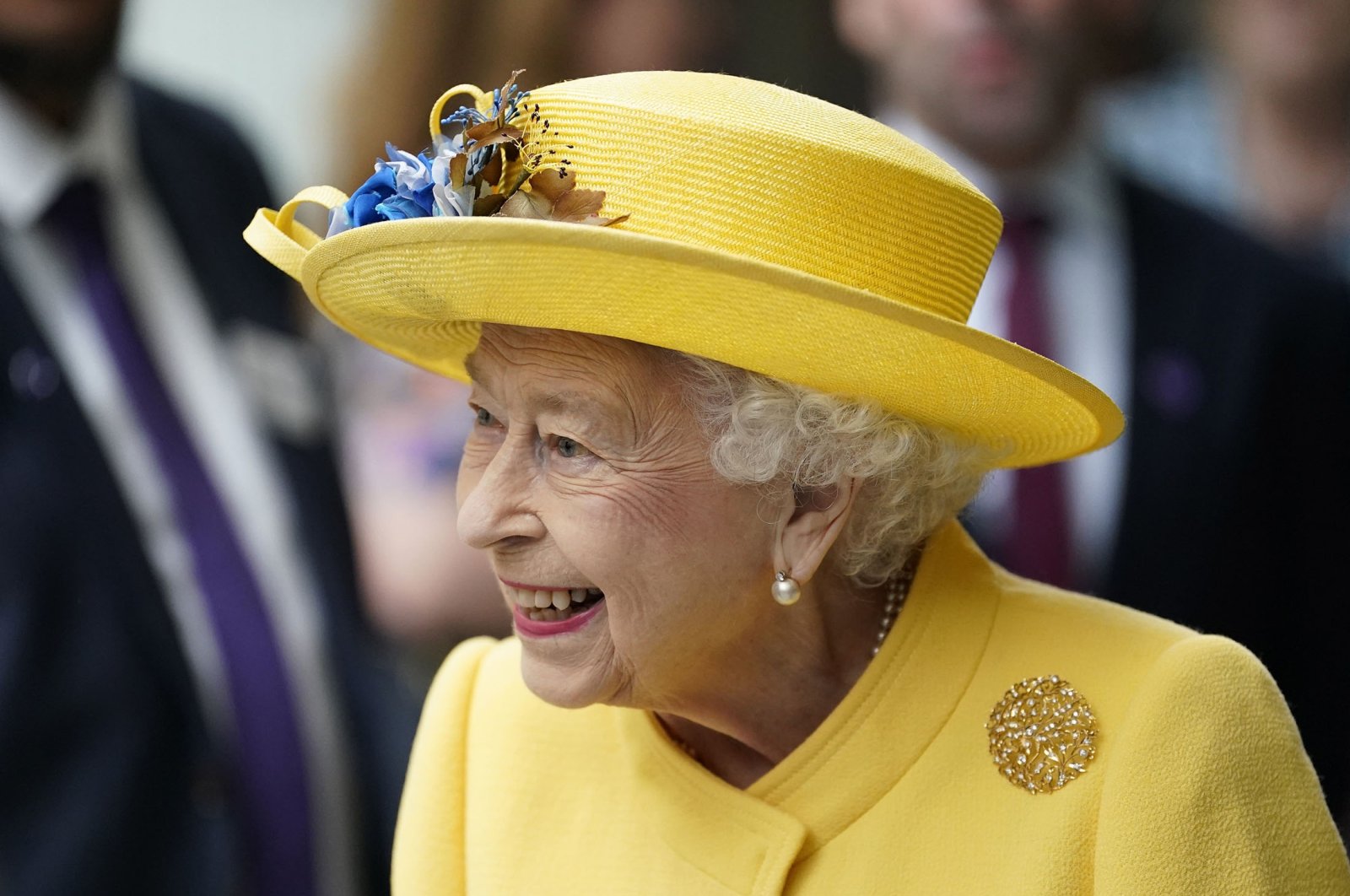 Britain&#039;s Queen Elizabeth II meets staff from the Elizabeth Line project at Paddington Station in London, U.K., May 17, 2022. (AP Photo)