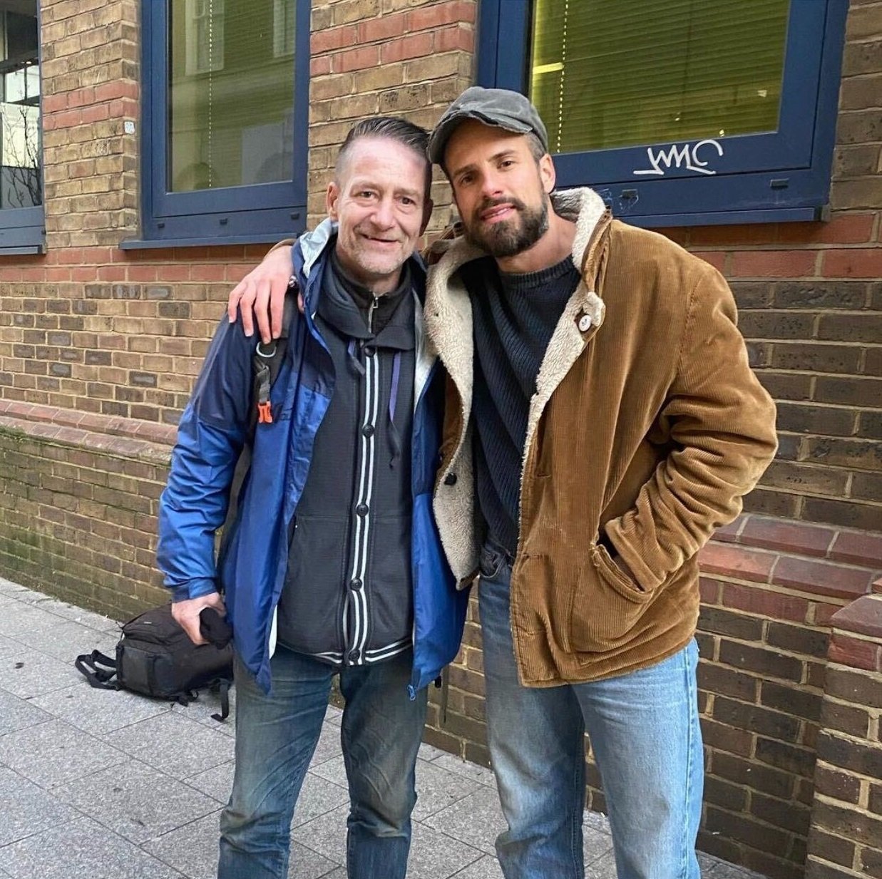 Penata rambut Joshua Coombes bersama temannya David di jalanan London, Inggris (Dari Instagram / @joshuacoombes)